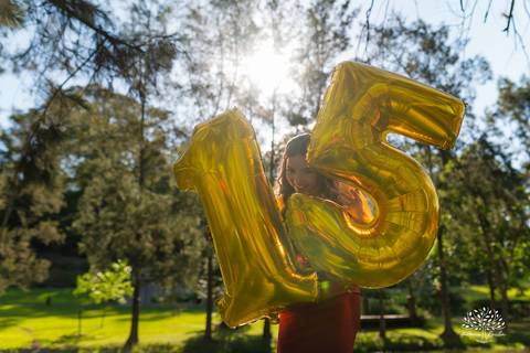 Ensaio 15 anos Diulya - debutante - fotografia de 15 anos - ensaio externo - Chácara Família Fiss - debutante Pelotas - fotógrafo Pelotas - fotografia luz natural - expectativa dos 15 anos - Antonio Rocha Fotografias - fumaça colorida - balão de 15 anos'