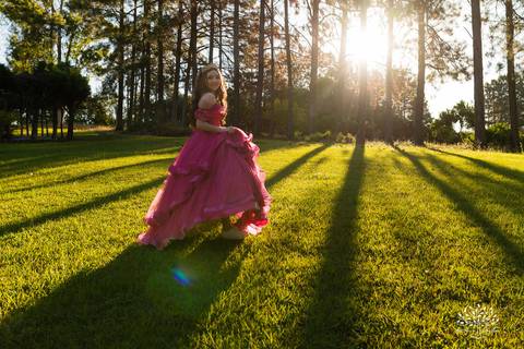 Ensaio 15 anos Diulya - debutante - fotografia de 15 anos - ensaio externo - Chácara Família Fiss - debutante Pelotas - fotógrafo Pelotas - fotografia luz natural - expectativa dos 15 anos - Antonio Rocha Fotografias - fumaça colorida - balão de 15 anos'