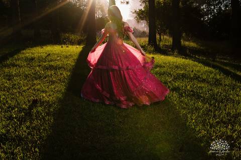 Ensaio 15 anos Diulya - debutante - fotografia de 15 anos - ensaio externo - Chácara Família Fiss - debutante Pelotas - fotógrafo Pelotas - fotografia luz natural - expectativa dos 15 anos - Antonio Rocha Fotografias - fumaça colorida - balão de 15 anos'