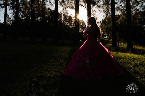 Ensaio 15 anos Diulya - debutante - fotografia de 15 anos - ensaio externo - Chácara Família Fiss - debutante Pelotas - fotógrafo Pelotas - fotografia luz natural - expectativa dos 15 anos - Antonio Rocha Fotografias - fumaça colorida - balão de 15 anos'