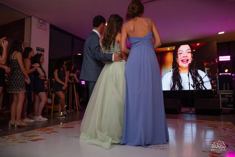 vestido de 15 anos - espaço vida - os saraivas - banda retroverso - flores'