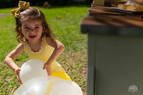 fotografia infantil – aniversário - festa infantil ao ar livre - memórias da infância - fotógrafo de família - salão Dom Manuel - festa debaixo da árvore - banho de piscina - bicicleta - carinho em família - Antonio Rocha Fotografias – Pelotas - Sol'