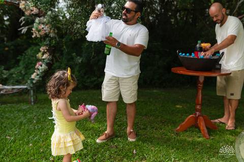fotografia infantil – aniversário - festa infantil ao ar livre - memórias da infância - fotógrafo de família - salão Dom Manuel - festa debaixo da árvore - banho de piscina - bicicleta - carinho em família - Antonio Rocha Fotografias – Pelotas - Sol'