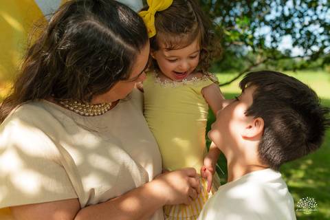 fotografia infantil – aniversário - festa infantil ao ar livre - memórias da infância - fotógrafo de família - salão Dom Manuel - festa debaixo da árvore - banho de piscina - bicicleta - carinho em família - Antonio Rocha Fotografias – Pelotas - Sol'
