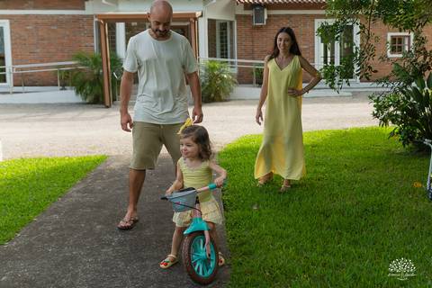 fotografia infantil – aniversário - festa infantil ao ar livre - memórias da infância - fotógrafo de família - salão Dom Manuel - festa debaixo da árvore - banho de piscina - bicicleta - carinho em família - Antonio Rocha Fotografias – Pelotas - Sol'
