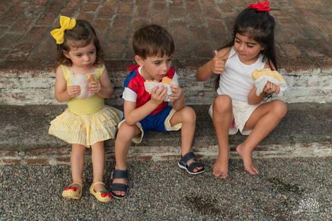 fotografia infantil – aniversário - festa infantil ao ar livre - memórias da infância - fotógrafo de família - salão Dom Manuel - festa debaixo da árvore - banho de piscina - bicicleta - carinho em família - Antonio Rocha Fotografias – Pelotas - Sol'