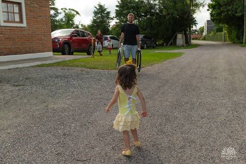 fotografia infantil – aniversário - festa infantil ao ar livre - memórias da infância - fotógrafo de família - salão Dom Manuel - festa debaixo da árvore - banho de piscina - bicicleta - carinho em família - Antonio Rocha Fotografias – Pelotas - Sol'