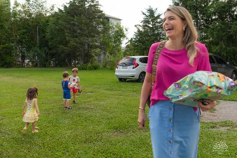 fotografia infantil – aniversário - festa infantil ao ar livre - memórias da infância - fotógrafo de família - salão Dom Manuel - festa debaixo da árvore - banho de piscina - bicicleta - carinho em família - Antonio Rocha Fotografias – Pelotas - Sol'