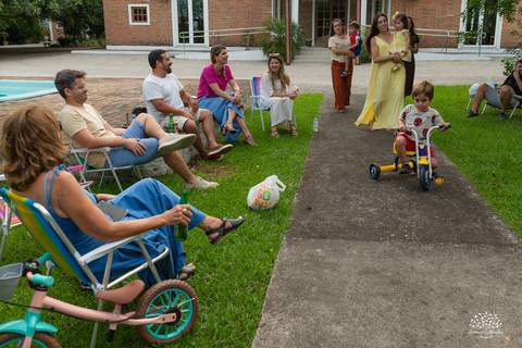 fotografia infantil – aniversário - festa infantil ao ar livre - memórias da infância - fotógrafo de família - salão Dom Manuel - festa debaixo da árvore - banho de piscina - bicicleta - carinho em família - Antonio Rocha Fotografias – Pelotas - Sol'