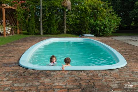 fotografia infantil – aniversário - festa infantil ao ar livre - memórias da infância - fotógrafo de família - salão Dom Manuel - festa debaixo da árvore - banho de piscina - bicicleta - carinho em família - Antonio Rocha Fotografias – Pelotas - Sol'