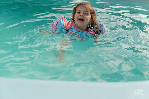 fotografia infantil – aniversário - festa infantil ao ar livre - memórias da infância - fotógrafo de família - salão Dom Manuel - festa debaixo da árvore - banho de piscina - bicicleta - carinho em família - Antonio Rocha Fotografias – Pelotas - Sol'