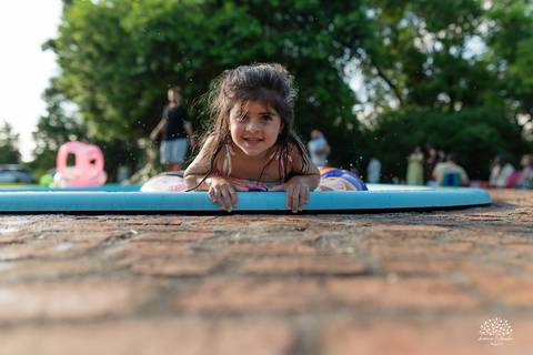 fotografia infantil – aniversário - festa infantil ao ar livre - memórias da infância - fotógrafo de família - salão Dom Manuel - festa debaixo da árvore - banho de piscina - bicicleta - carinho em família - Antonio Rocha Fotografias – Pelotas - Sol'