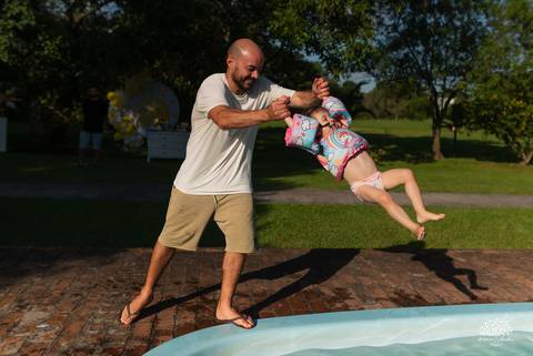 fotografia infantil – aniversário - festa infantil ao ar livre - memórias da infância - fotógrafo de família - salão Dom Manuel - festa debaixo da árvore - banho de piscina - bicicleta - carinho em família - Antonio Rocha Fotografias – Pelotas - Sol'