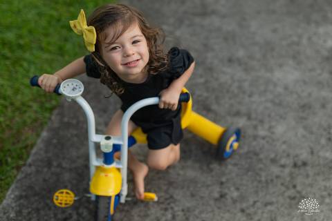 fotografia infantil – aniversário - festa infantil ao ar livre - memórias da infância - fotógrafo de família - salão Dom Manuel - festa debaixo da árvore - banho de piscina - bicicleta - carinho em família - Antonio Rocha Fotografias – Pelotas - Sol'