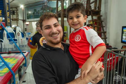 fotógrafo de festa infantil em Pelotas - fotografia infantil Pelotas - fotógrafo infantil Pelotas - aniversário infantil - festa de 5 anos - fotógrafo de aniversário - fotografia espontânea - festa infantil RS - patrimônio emocional - fotógrafo de criança'
