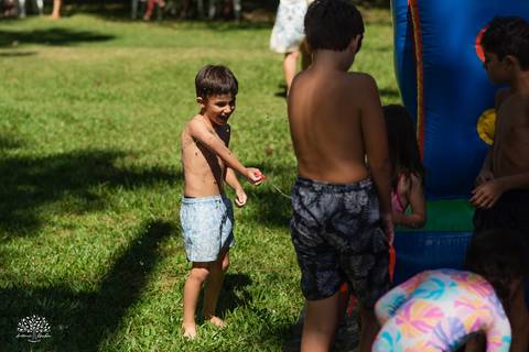 fotógrafo de festa infantil em Pelotas, fotografia infantil, aniversário de 6 anos, festa ao ar livre, Clube Caça e Pesca Pelotas, fotógrafo infantil RS, fotografia espontânea, futebol de sabão, bexiga d'água, infância, aniversário infantil, Antonio Rocha'