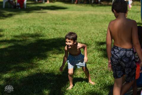 fotógrafo de festa infantil em Pelotas, fotografia infantil, aniversário de 6 anos, festa ao ar livre, Clube Caça e Pesca Pelotas, fotógrafo infantil RS, fotografia espontânea, futebol de sabão, bexiga d'água, infância, aniversário infantil, Antonio Rocha'