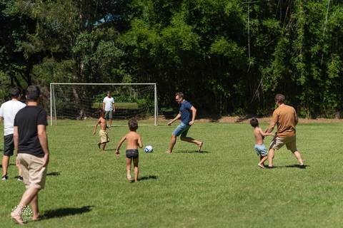 fotógrafo de festa infantil em Pelotas, fotografia infantil, aniversário de 6 anos, festa ao ar livre, Clube Caça e Pesca Pelotas, fotógrafo infantil RS, fotografia espontânea, futebol de sabão, bexiga d'água, infância, aniversário infantil, Antonio Rocha'