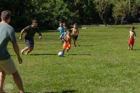 fotógrafo de festa infantil em Pelotas, fotografia infantil, aniversário de 6 anos, festa ao ar livre, Clube Caça e Pesca Pelotas, fotógrafo infantil RS, fotografia espontânea, futebol de sabão, bexiga d'água, infância, aniversário infantil, Antonio Rocha'