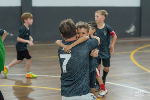 aniversário infantil - 7 anos - futebol infantil - camisa 7 - festa temática futebol - fotografia infantil – arena tio Guigui - festa na quadra - fotógrafo de festa infantil - patrimônio emocional - fotografia de aniversário - champions league - bolo'