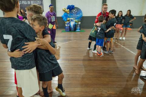 aniversário infantil - 7 anos - futebol infantil - camisa 7 - festa temática futebol - fotografia infantil – arena tio Guigui - festa na quadra - fotógrafo de festa infantil - patrimônio emocional - fotografia de aniversário - champions league - bolo'