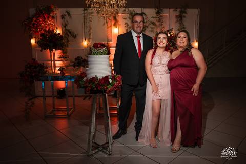 Fotografia de 15 anos - Fotógrafos de XV anos - Making of debutante - fler drinks bartender - buffet arte e sabor - vestido de 15 anos - carrinho de picolé - perna de pau - ensaio de debutante - letreiro luminoso - óculos para balada - vela de 15 anos'