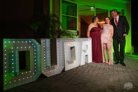 Fotografia de 15 anos - Fotógrafos de XV anos - Making of debutante - fler drinks bartender - buffet arte e sabor - vestido de 15 anos - carrinho de picolé - perna de pau - ensaio de debutante - letreiro luminoso - óculos para balada - vela de 15 anos'