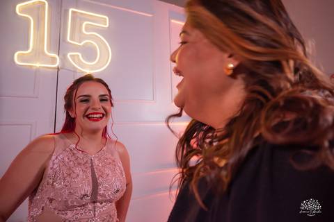Fotografia de 15 anos - Fotógrafos de XV anos - Making of debutante - fler drinks bartender - buffet arte e sabor - vestido de 15 anos - carrinho de picolé - perna de pau - ensaio de debutante - letreiro luminoso - óculos para balada - vela de 15 anos'