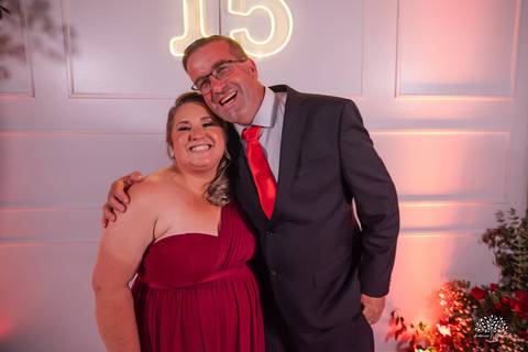 Fotografia de 15 anos - Fotógrafos de XV anos - Making of debutante - fler drinks bartender - buffet arte e sabor - vestido de 15 anos - carrinho de picolé - perna de pau - ensaio de debutante - letreiro luminoso - óculos para balada - vela de 15 anos'