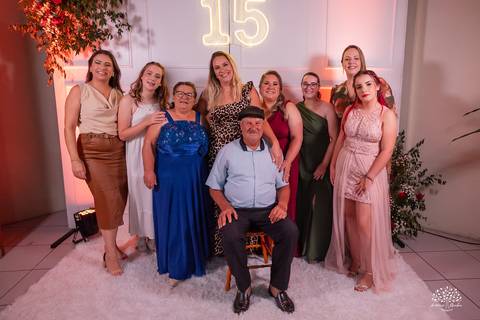 Fotografia de 15 anos - Fotógrafos de XV anos - Making of debutante - fler drinks bartender - buffet arte e sabor - vestido de 15 anos - carrinho de picolé - perna de pau - ensaio de debutante - letreiro luminoso - óculos para balada - vela de 15 anos'