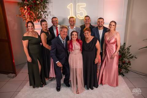 Fotografia de 15 anos - Fotógrafos de XV anos - Making of debutante - fler drinks bartender - buffet arte e sabor - vestido de 15 anos - carrinho de picolé - perna de pau - ensaio de debutante - letreiro luminoso - óculos para balada - vela de 15 anos'
