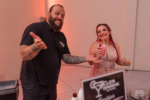 Fotografia de 15 anos - Fotógrafos de XV anos - Making of debutante - fler drinks bartender - buffet arte e sabor - vestido de 15 anos - carrinho de picolé - perna de pau - ensaio de debutante - letreiro luminoso - óculos para balada - vela de 15 anos'