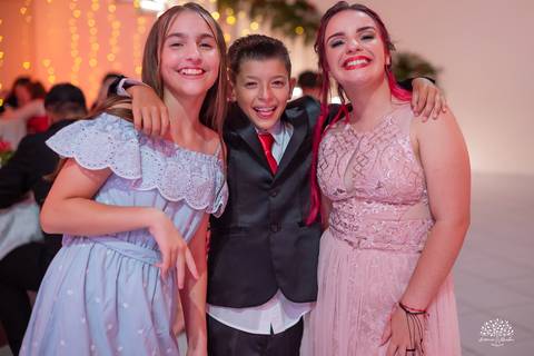 Fotografia de 15 anos - Fotógrafos de XV anos - Making of debutante - fler drinks bartender - buffet arte e sabor - vestido de 15 anos - carrinho de picolé - perna de pau - ensaio de debutante - letreiro luminoso - óculos para balada - vela de 15 anos'