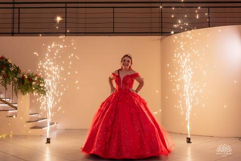 Fotografia de 15 anos - Fotógrafos de XV anos - Making of debutante - fler drinks bartender - buffet arte e sabor - vestido de 15 anos - carrinho de picolé - perna de pau - ensaio de debutante - letreiro luminoso - óculos para balada - vela de 15 anos'