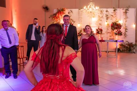 Fotografia de 15 anos - Fotógrafos de XV anos - Making of debutante - fler drinks bartender - buffet arte e sabor - vestido de 15 anos - carrinho de picolé - perna de pau - ensaio de debutante - letreiro luminoso - óculos para balada - vela de 15 anos'