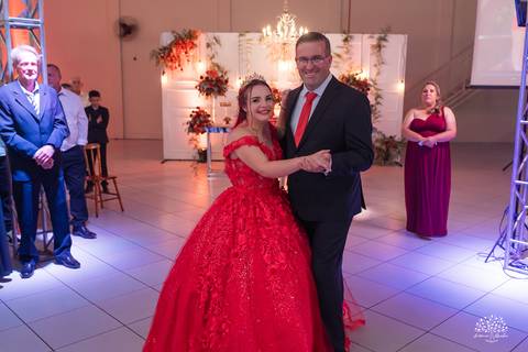 Fotografia de 15 anos - Fotógrafos de XV anos - Making of debutante - fler drinks bartender - buffet arte e sabor - vestido de 15 anos - carrinho de picolé - perna de pau - ensaio de debutante - letreiro luminoso - óculos para balada - vela de 15 anos'