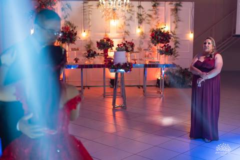 Fotografia de 15 anos - Fotógrafos de XV anos - Making of debutante - fler drinks bartender - buffet arte e sabor - vestido de 15 anos - carrinho de picolé - perna de pau - ensaio de debutante - letreiro luminoso - óculos para balada - vela de 15 anos'