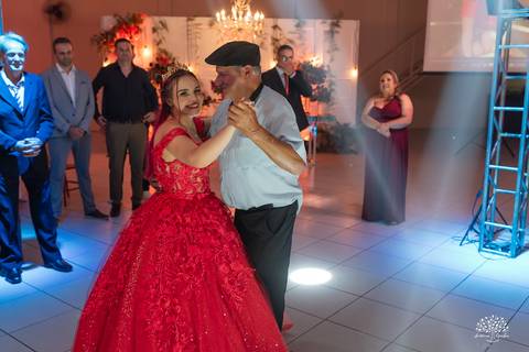 Fotografia de 15 anos - Fotógrafos de XV anos - Making of debutante - fler drinks bartender - buffet arte e sabor - vestido de 15 anos - carrinho de picolé - perna de pau - ensaio de debutante - letreiro luminoso - óculos para balada - vela de 15 anos'