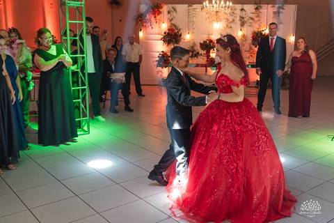 Fotografia de 15 anos - Fotógrafos de XV anos - Making of debutante - fler drinks bartender - buffet arte e sabor - vestido de 15 anos - carrinho de picolé - perna de pau - ensaio de debutante - letreiro luminoso - óculos para balada - vela de 15 anos'