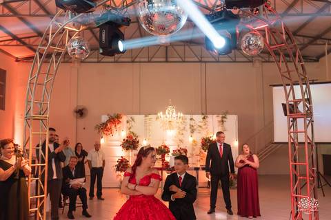 Fotografia de 15 anos - Fotógrafos de XV anos - Making of debutante - fler drinks bartender - buffet arte e sabor - vestido de 15 anos - carrinho de picolé - perna de pau - ensaio de debutante - letreiro luminoso - óculos para balada - vela de 15 anos'