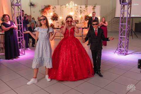 Fotografia de 15 anos - Fotógrafos de XV anos - Making of debutante - fler drinks bartender - buffet arte e sabor - vestido de 15 anos - carrinho de picolé - perna de pau - ensaio de debutante - letreiro luminoso - óculos para balada - vela de 15 anos'