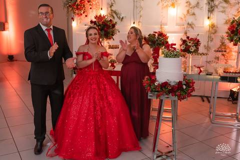 Fotografia de 15 anos - Fotógrafos de XV anos - Making of debutante - fler drinks bartender - buffet arte e sabor - vestido de 15 anos - carrinho de picolé - perna de pau - ensaio de debutante - letreiro luminoso - óculos para balada - vela de 15 anos'