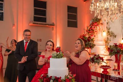 Fotografia de 15 anos - Fotógrafos de XV anos - Making of debutante - fler drinks bartender - buffet arte e sabor - vestido de 15 anos - carrinho de picolé - perna de pau - ensaio de debutante - letreiro luminoso - óculos para balada - vela de 15 anos'