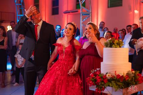 Fotografia de 15 anos - Fotógrafos de XV anos - Making of debutante - fler drinks bartender - buffet arte e sabor - vestido de 15 anos - carrinho de picolé - perna de pau - ensaio de debutante - letreiro luminoso - óculos para balada - vela de 15 anos'
