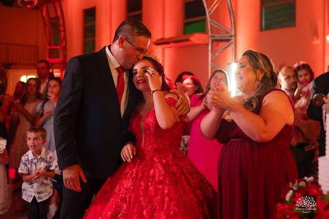 Fotografia de 15 anos - Fotógrafos de XV anos - Making of debutante - fler drinks bartender - buffet arte e sabor - vestido de 15 anos - carrinho de picolé - perna de pau - ensaio de debutante - letreiro luminoso - óculos para balada - vela de 15 anos'