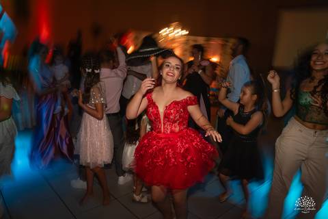 Fotografia de 15 anos - Fotógrafos de XV anos - Making of debutante - fler drinks bartender - buffet arte e sabor - vestido de 15 anos - carrinho de picolé - perna de pau - ensaio de debutante - letreiro luminoso - óculos para balada - vela de 15 anos'