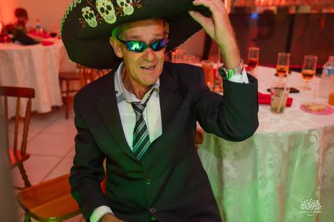 Fotografia de 15 anos - Fotógrafos de XV anos - Making of debutante - fler drinks bartender - buffet arte e sabor - vestido de 15 anos - carrinho de picolé - perna de pau - ensaio de debutante - letreiro luminoso - óculos para balada - vela de 15 anos'