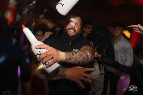 Fotografia de 15 anos - Fotógrafos de XV anos - Making of debutante - fler drinks bartender - buffet arte e sabor - vestido de 15 anos - carrinho de picolé - perna de pau - ensaio de debutante - letreiro luminoso - óculos para balada - vela de 15 anos'