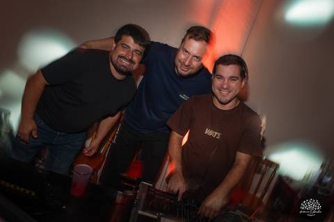 Fotografia de 15 anos - Fotógrafos de XV anos - Making of debutante - fler drinks bartender - buffet arte e sabor - vestido de 15 anos - carrinho de picolé - perna de pau - ensaio de debutante - letreiro luminoso - óculos para balada - vela de 15 anos'