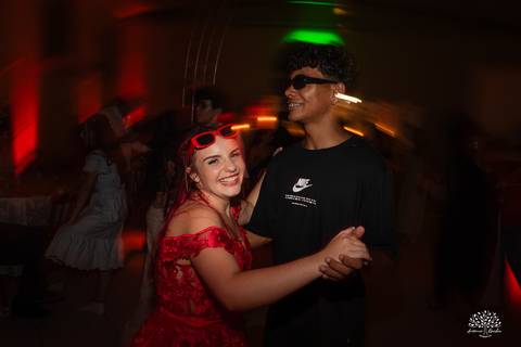 Fotografia de 15 anos - Fotógrafos de XV anos - Making of debutante - fler drinks bartender - buffet arte e sabor - vestido de 15 anos - carrinho de picolé - perna de pau - ensaio de debutante - letreiro luminoso - óculos para balada - vela de 15 anos'
